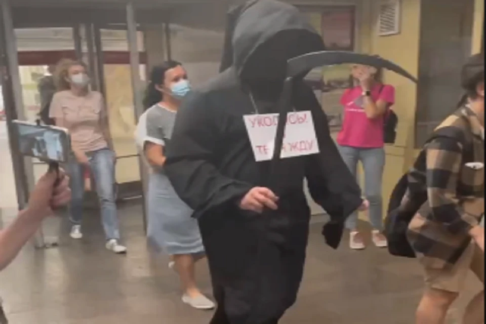 В Новосибирске антипирививочник спустился в метро в костюме смерти. Фото: стоп-кадр.