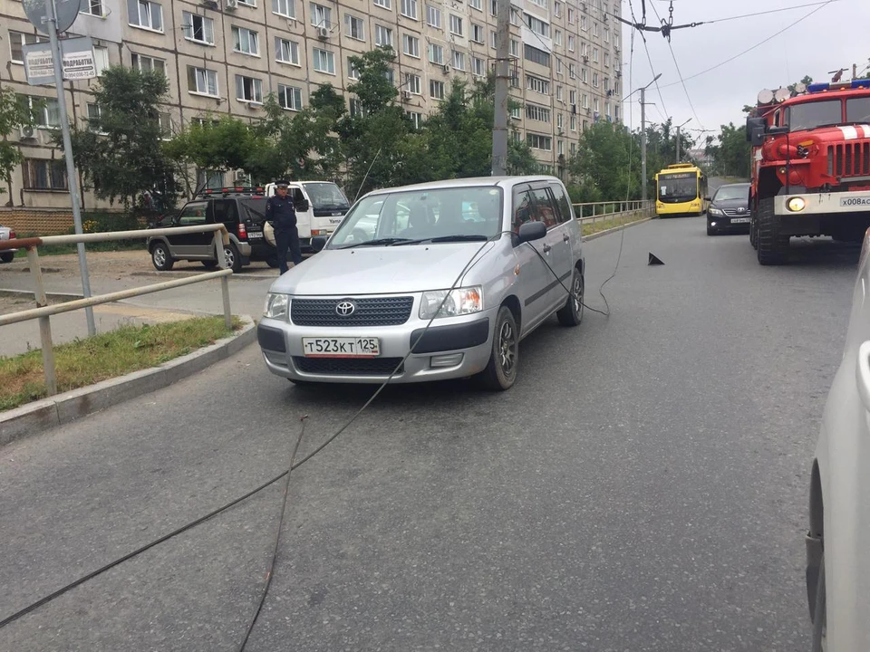 Провод троллейбусной линии упал прямо на автомобиль такси.