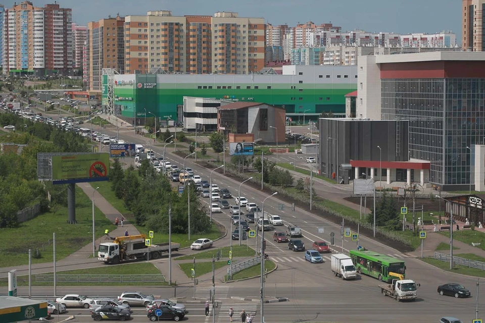«Штрафовать не будут»: красноярец в панаме «разрулил» пробку, когда отключился светофор и стал народной звездой
