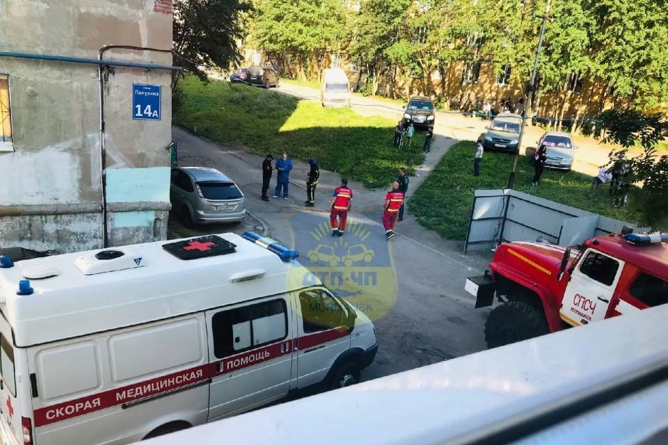 У дому №14а на улице Полухина были стянуты экстренные службы. Фото: vk.com/murmansk_dtp