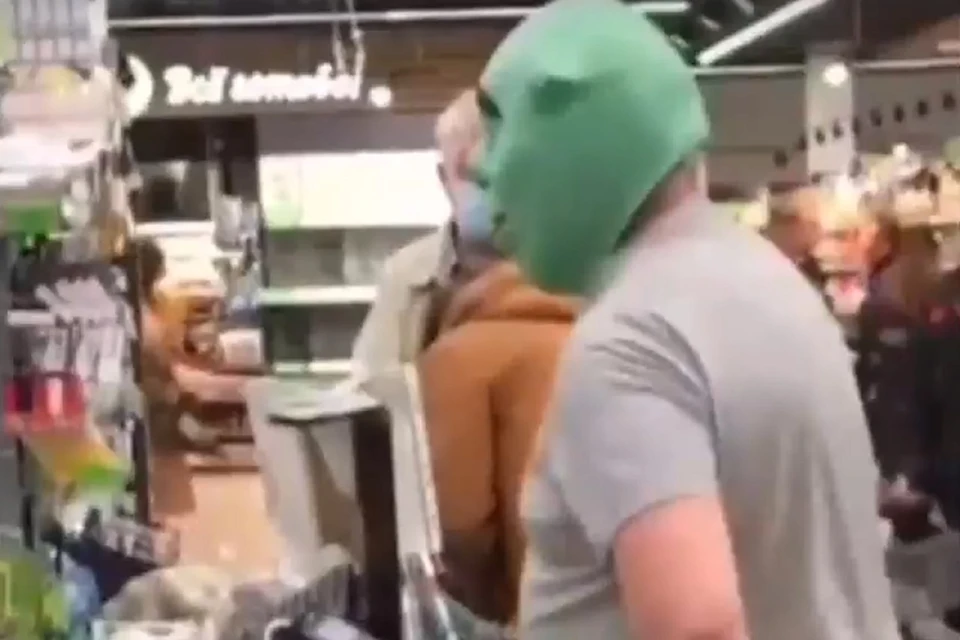 Ростовчанин в маске шрека пытался купить продукты в супермаркете. Фото: "Это Ростов"