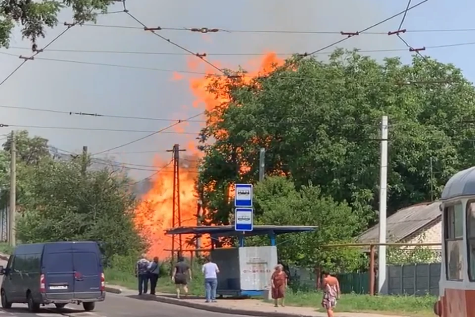 Пламя достигало нескольких метров, а в эпицентре взрыва образовалась воронка. Фото: Скрин из видео Юлии Донецкой