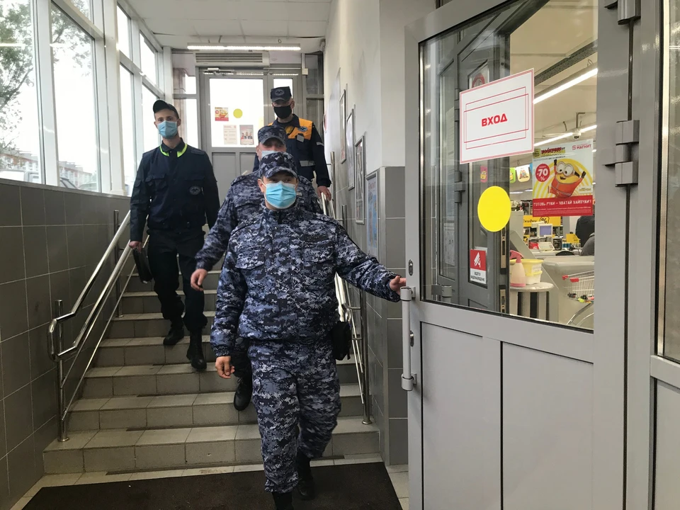 Сургутские магазины проверяет Росгвардия: они смотрят на наличие маски на лицах югорчан Фото: Администрация Сургута