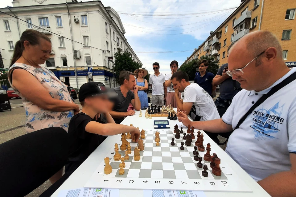 В столице Верхневолжья, словно в былые времена, прямо на улице устроили шахматные баталии. Фото: Ольга Матвеева