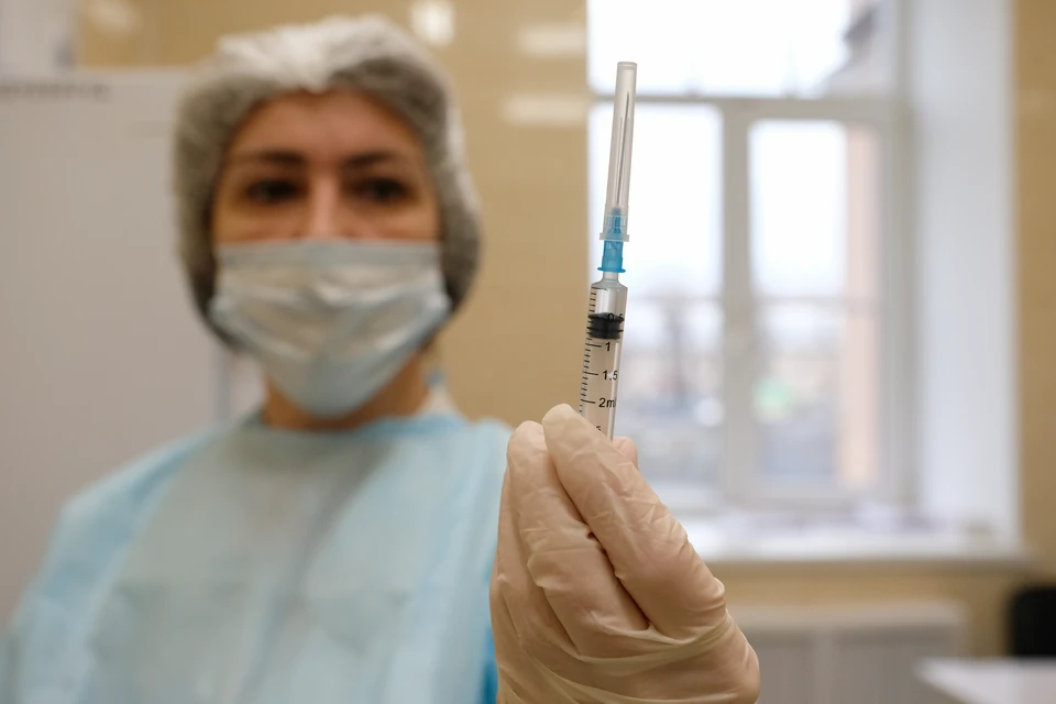 Петербургскую вакцину начали испытывать на добровольцах.