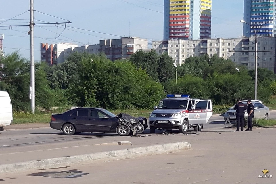 В Новосибирске «Мерседес» протаранил машину Росгвардии. Фото: "АСТ-54".