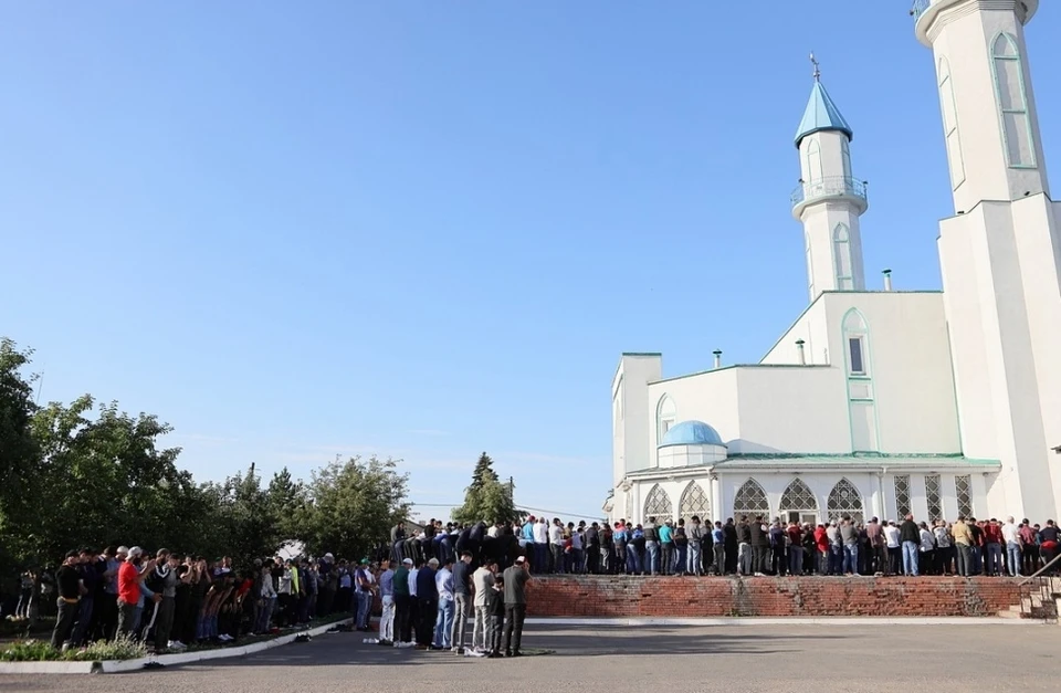 Ни о какой социальной дистанции верующие не заботятся. ФОТО: "Новый Омск"