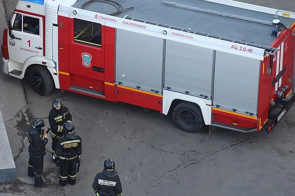 Пожарные потушили горящую квартиру в многоэтажке Владивостока.