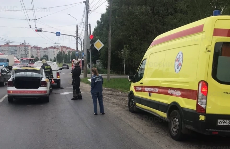 Врезались «Фольксваген Амарок» и «Фольксваген Поло».