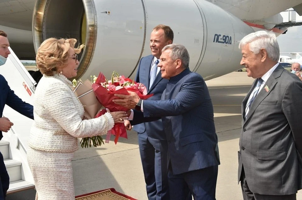 В аэропорту Матвиенко встречал президент Татарстана Рустам Минниханов. Фото: president.tatarstan.ru