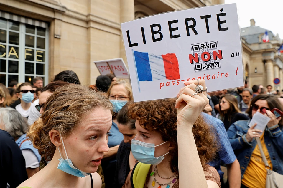 Свободолюбивые французы ответили на введение ковидных пропусков протестами