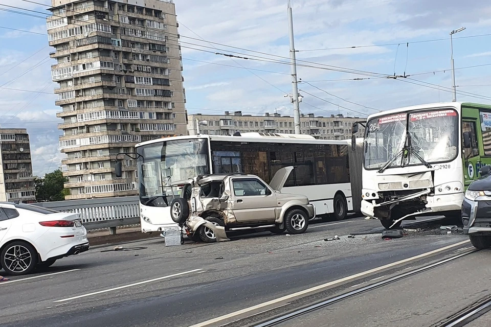 Массовое ДТП остановило движение на Володарском мосту. Фото: vk.com/spb_today