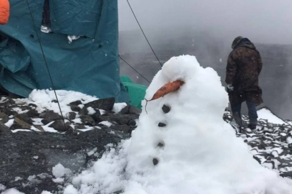 Из выпавшего в Ловозерских тундрах снега слепили снеговика. Фото: Глеб Самбуров