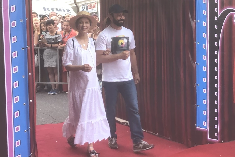 Лиза Арзамасова появилась на фестивале в просторном белом платье и изящной соломенной шляпке