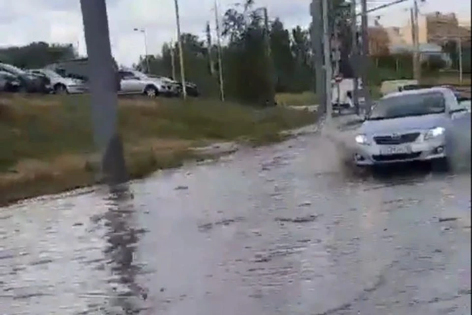 В Ярославле после ливня затопило Тутаевское шоссе. Скриншот с видео