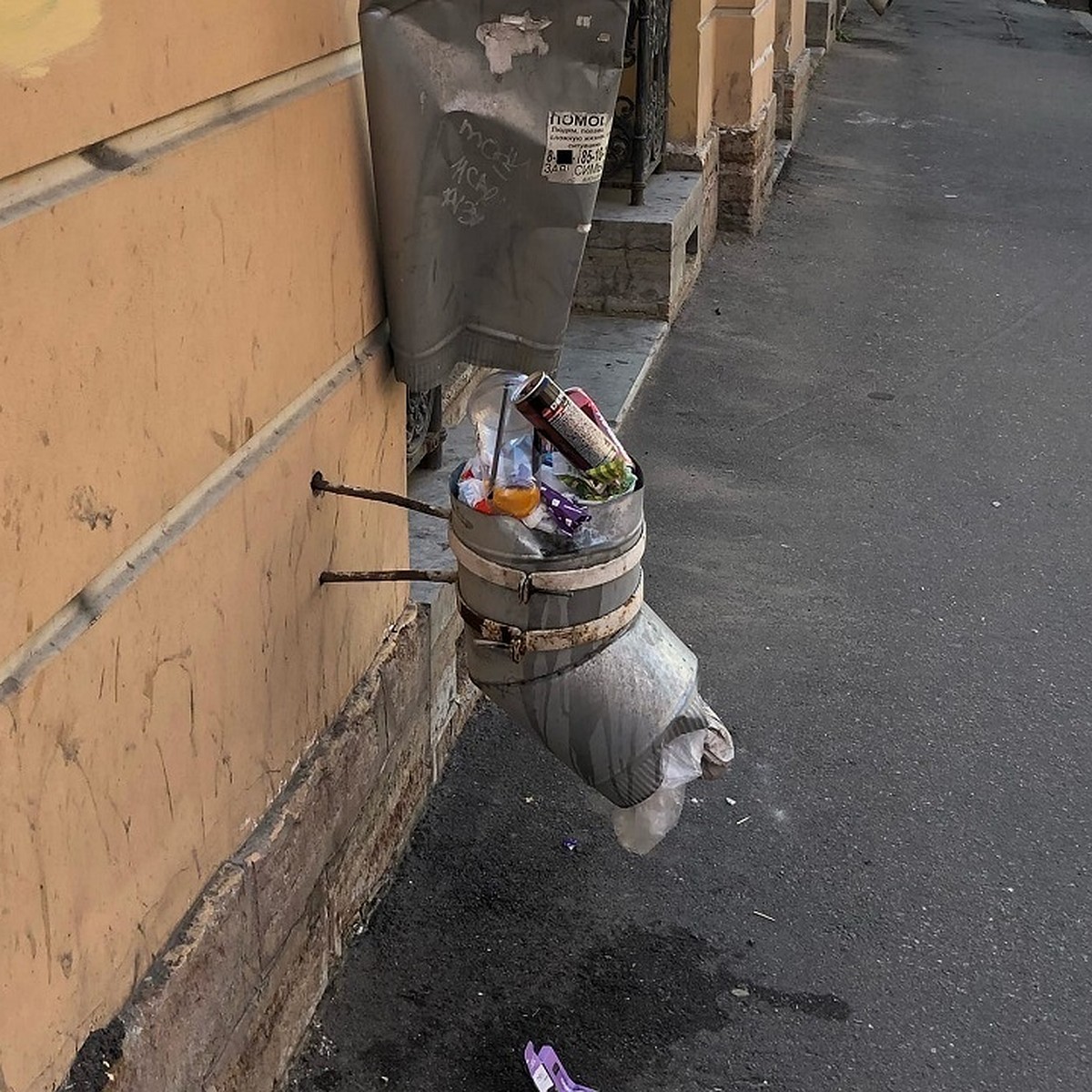 Петербуржцы превратили в урну сломанную водосточную трубу в центре города -  KP.RU