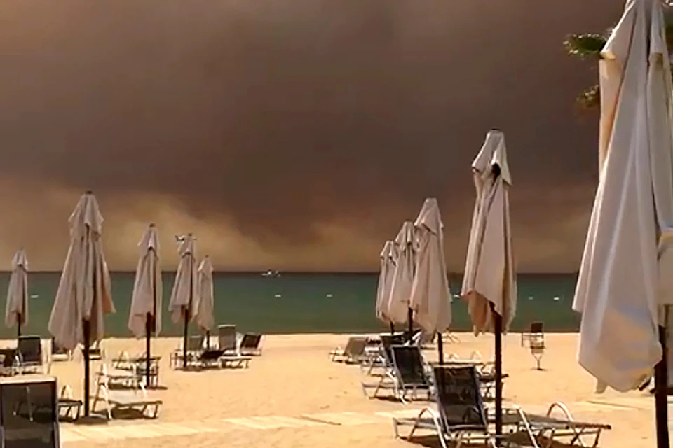 Вблизи турецких курортов полыхают лесные пожары.