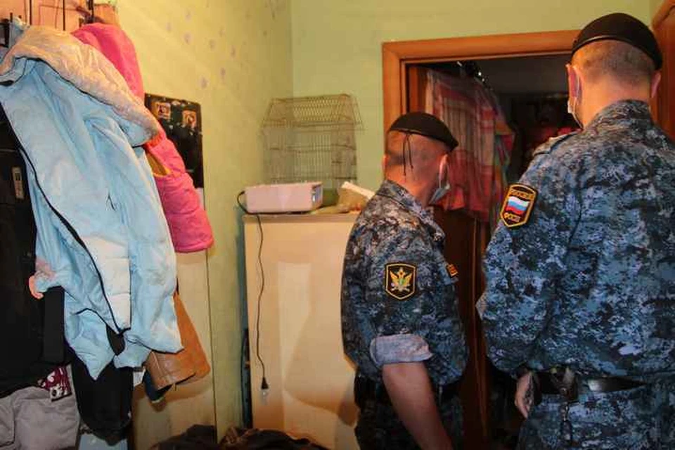 Ранее суд ограничил в родительских правах женщину, но она не извлекла урок из наказания. Фото: пресс-служба УФССП.
