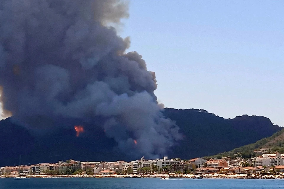 Турецкие курорты продолжают задыхаться от огня полыхающих пожаров