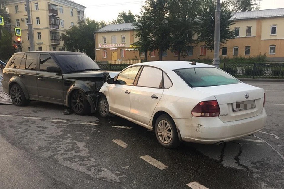 В аварии пострадала пассажирка Volkswagen Polo Фото: отделение пропаганды ГИБДД по Екатеринбургу