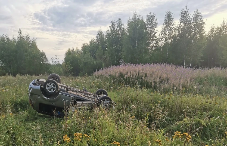 Автомобиль Nissan перевернулся в результате ДТП в Ярцеве. Фото: паблик «Ярцево» ВКонтакте.