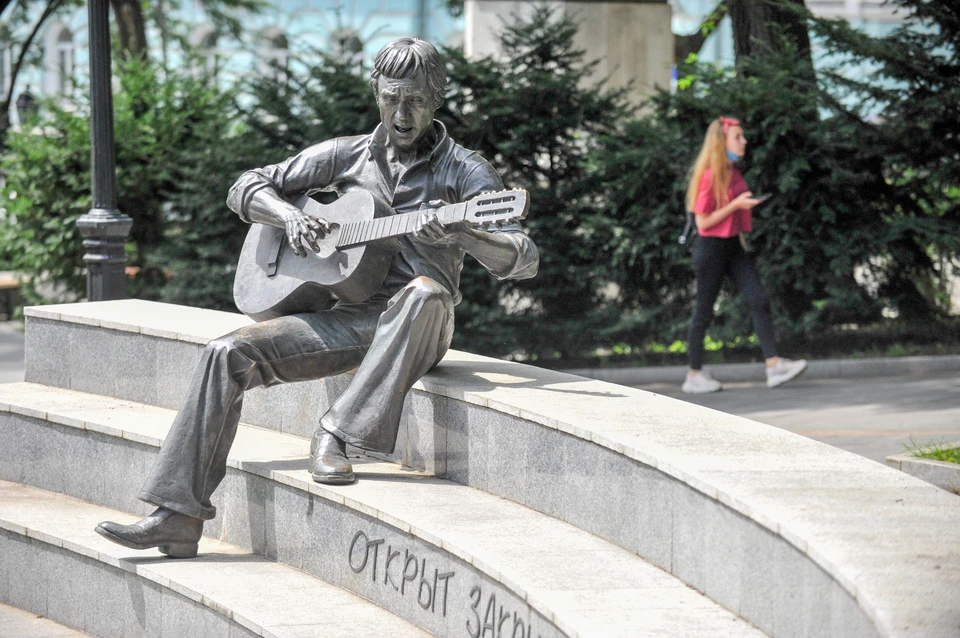 Памятник высоцкому до и после фото