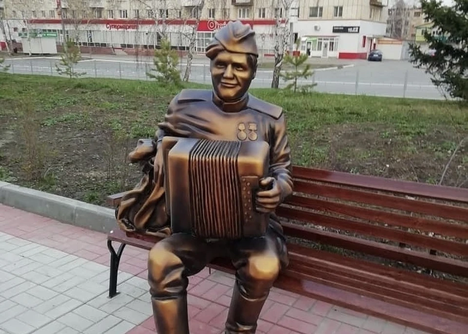 «Бесчеловечное преступление»: в Кузбассе вандалы осквернили скульптуру героя войны. Фото:instagram/aleksei.fomin42.