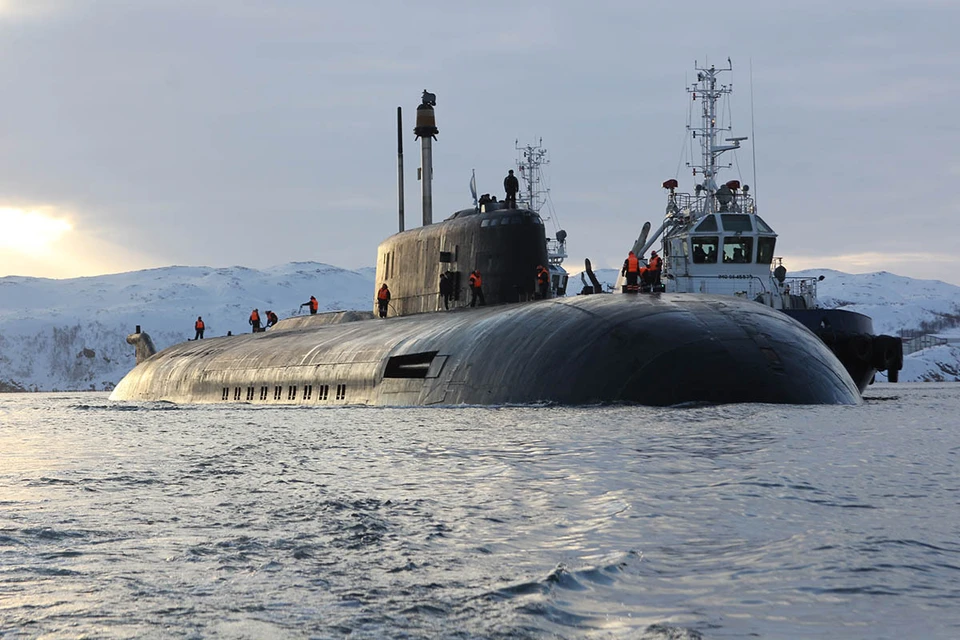 Российская подводная лодка «Орел» проекта 949А «Антей» имеет подводное водоизмещение в 23 900 тонн, длину 154 метра, ширину корпуса 18,2 метра и среднюю осадку 9,2 метра. Фото: Андрей Лузик/пресс-служба Северного флота/ТАСС