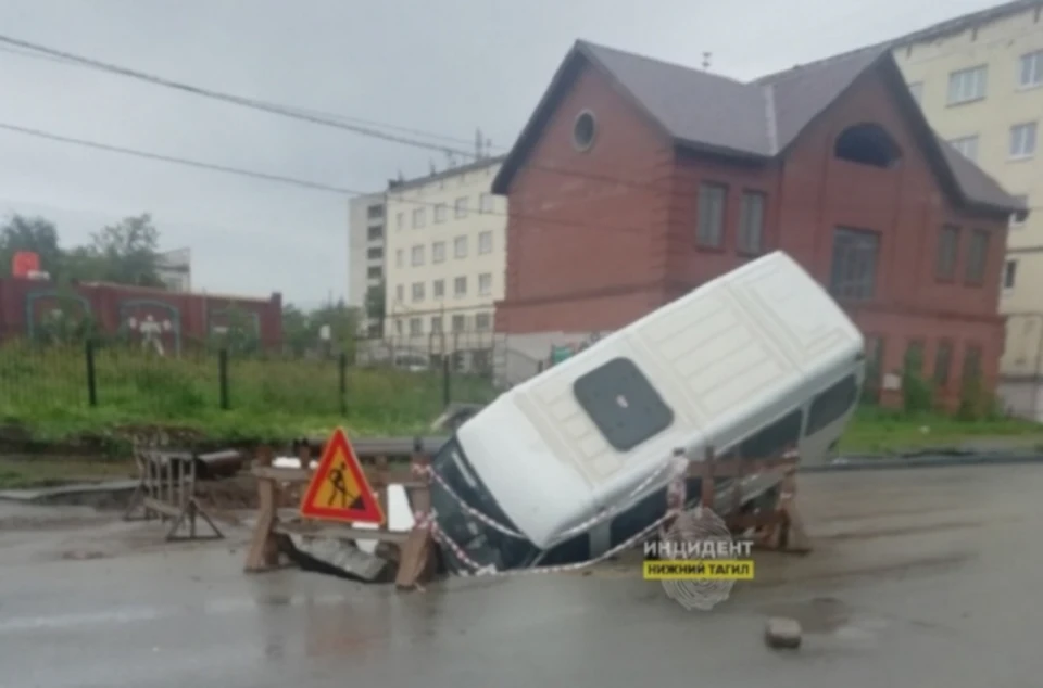 Автомобиль завалился на левый бок. Фото: паблик "Инцидент Нижний Тагил! в ВК