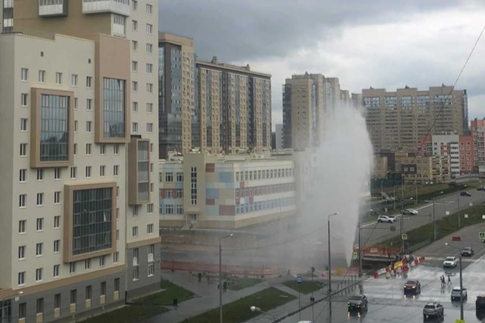 Водой залило проезжающие мимо машины. Фото: Егор Голубкин