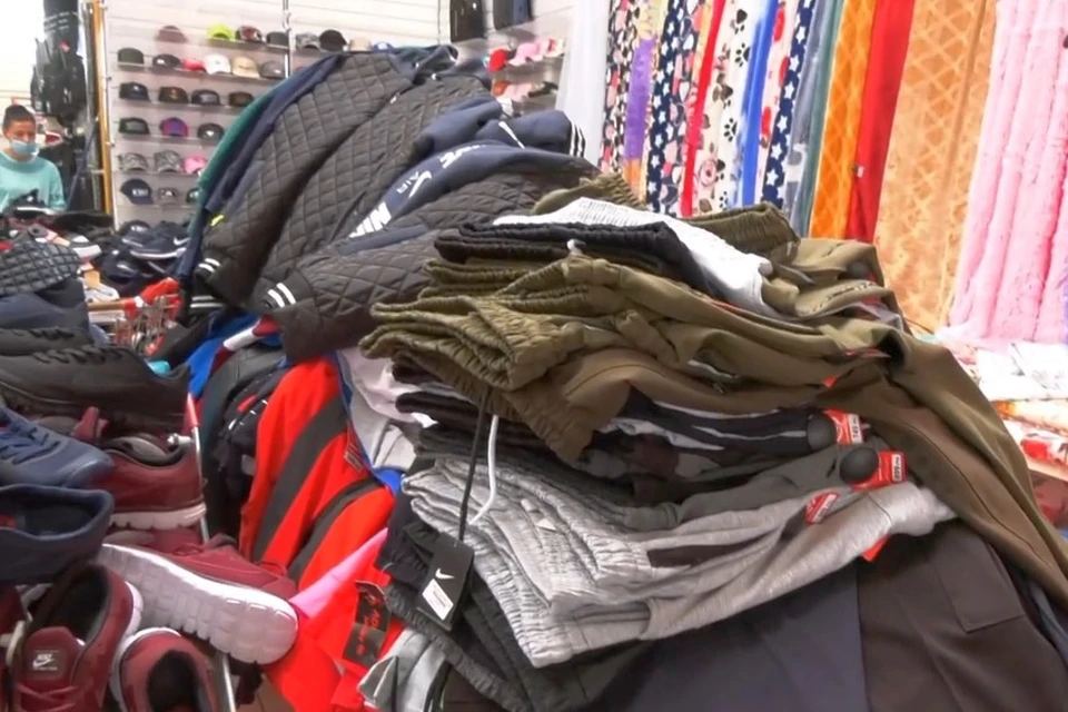 В рязанском гипермаркете изъяли больше тысячи контрафактной одежды.