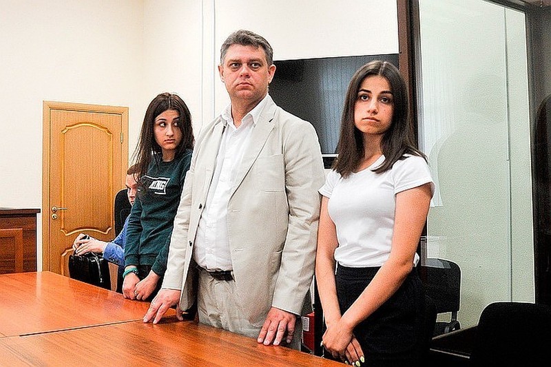 Сестер подозревают в убийстве отца