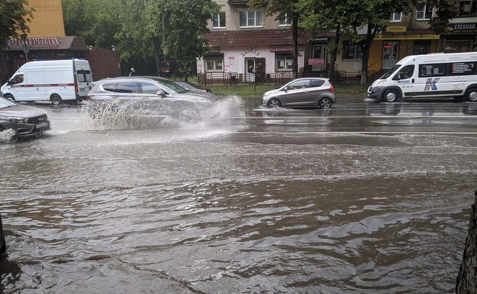 В Смоленске сильный ливень затопил дороги. Фото: паблик «Чёрный список, Смоленск» ВКонтакте.