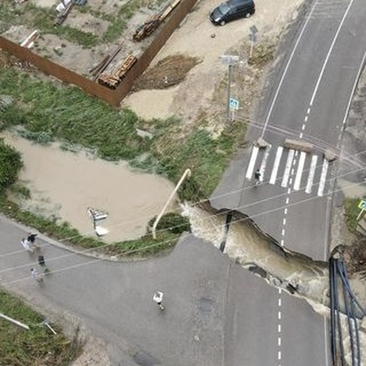 Смыт асфальт, дома под водой, падают деревья: как выглядит Анапа после  потопа - KP.RU