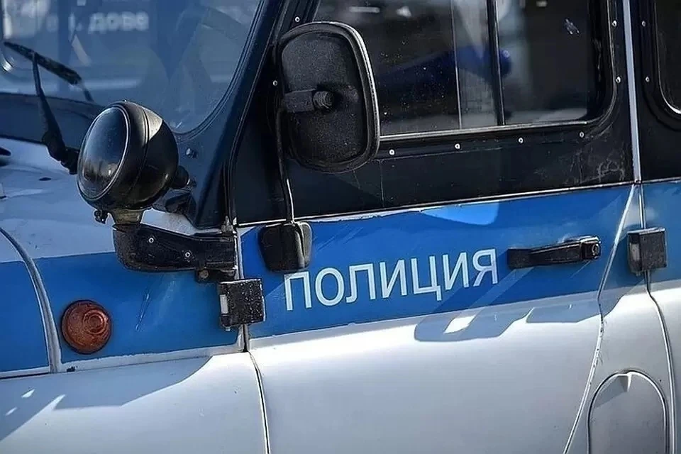 На месте работала полиция.
