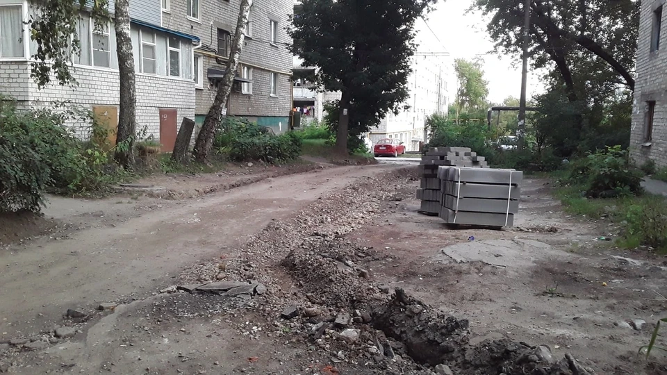 Оставленный бордюрный камень во дворах на улице Качевской