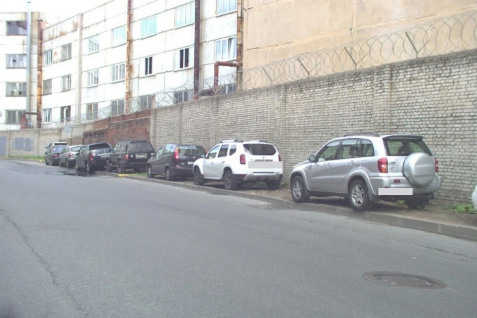 В ГАТИ Петербурга рассказали, как проходит борьба с незаконной парковкой на газонах. Фото: vk.com/gatispb