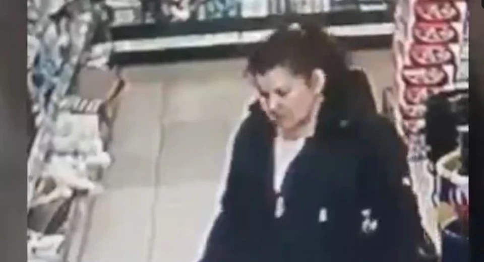 Женщина увидела кошелек с деньгами и решила оставить себе, а не возвращать владельцу. Фото: скриншот с видео