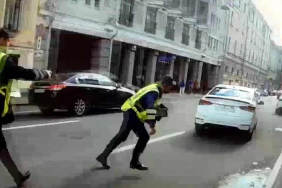 В Петербурге отправили в СИЗО таксиста-нелегала, наехавшего своей машиной на сотрудника Смольного. Фото: Смольный