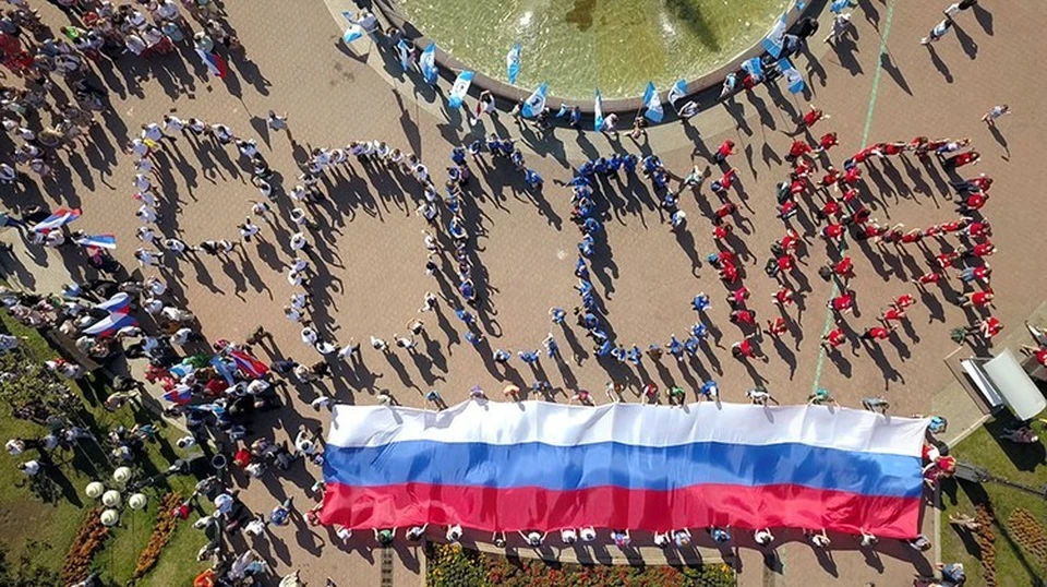 Флешмоб в честь Дня флага пройдет возле памятника Александру III в Иркутске. Фото: Леонид Миронов