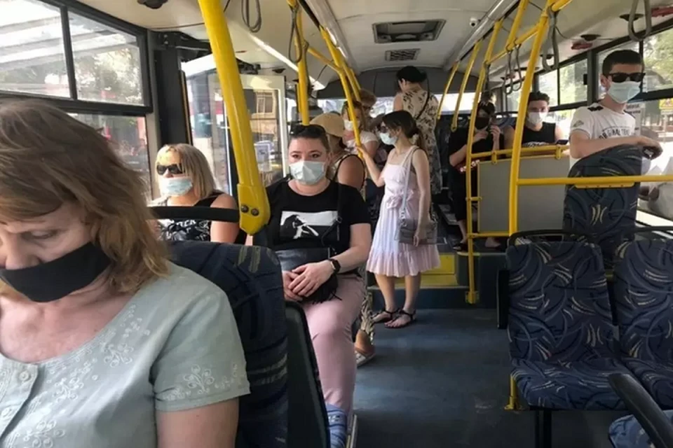 У людей при входе в транспорт проверяют наличие масок. Фото: сайт администрации Ростова