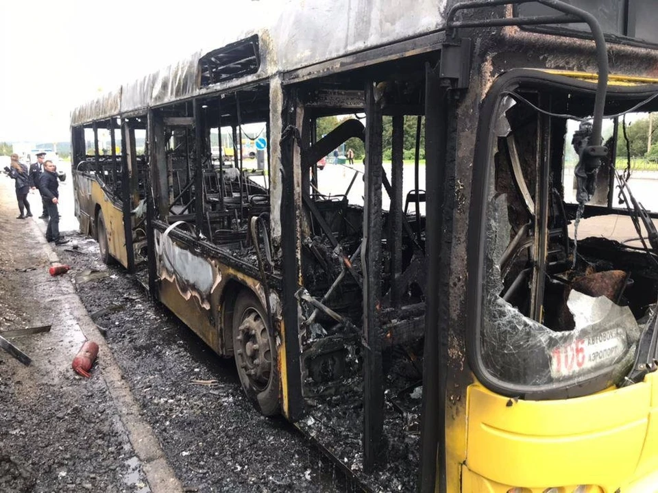 Автобус №106 полностью выгорел. Фото: МЧС по Мурманской области