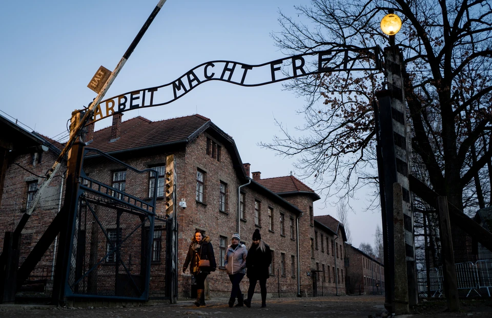 1 млн евреев было умерщвлено в Освенциме на территории Польши в 1941—1945 годах.