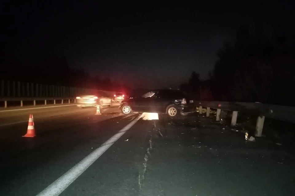 Водитель влетел в ограждение Фото: отделение пропаганды ГИБДД Екатеринбурга
