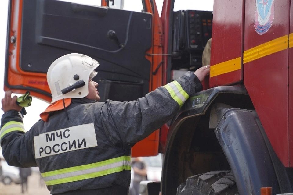 В доме горели вещи и диван.