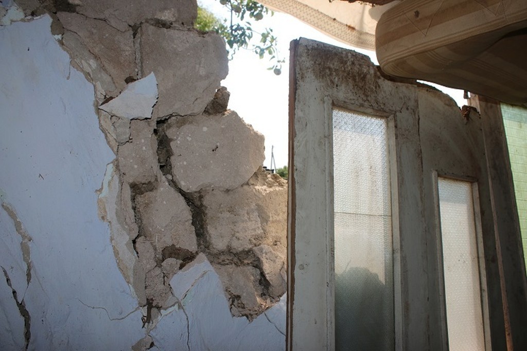 В стареньком доме Алексея Просолова после дождя обвалилась стена и выпали окна. Фото: Администрация Керчи/Вконтакте