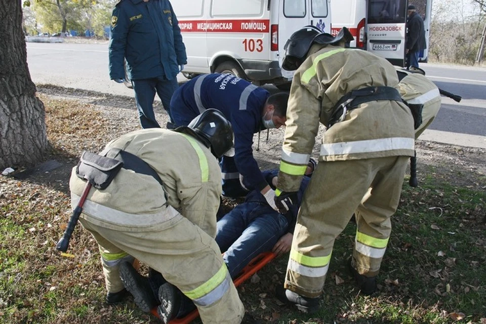 Пострадавшего водителя на носилках транспортировали к автомобилю скорой медицинской помощи. Фото: МЧС ДНР