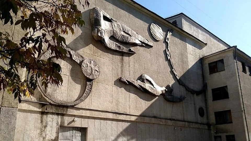 Новые владельцы активно взялись за дело: космической мозаики на стене ДК уже нет. Фото со страницы петиции.