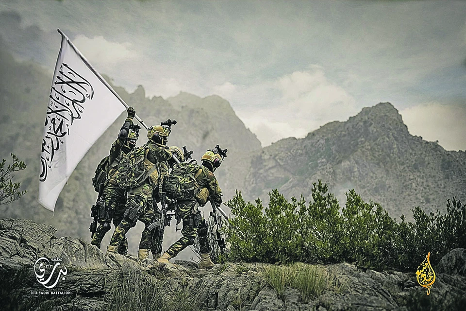Талибы* сняли пародию на культовое фото времен Второй мировой войны. Переодевшись в брошенный госвойсками Афганистана американский камуфляж, боевики установили свой флаг - прямо как на старом снимке. Фото: Badri 313/Facebook