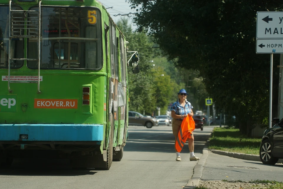 На месте обрыва проводов работает аварийная бригада